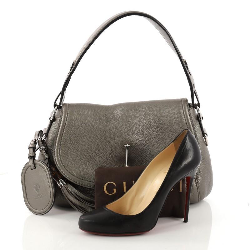 This authentic Gucci Techno Horsebit Flap Hobo Leather Medium is simple yet sophisticated in design perfect for modern-chic fashionistas. Crafted in metallic silver leather, this chic hobo features Gucci's modern silver horsebit accent and a wide