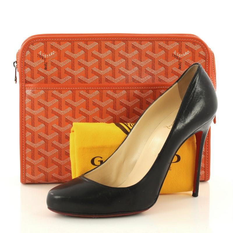 This authentic Goyard Jouvence Toiletry Pouch Coated Canvas delightful pouch that is practical for many uses. Crafted in orange Goyard chevron coated canvas, this charming ouch features orange leather trims, exterior front zip pocket and silver-tone