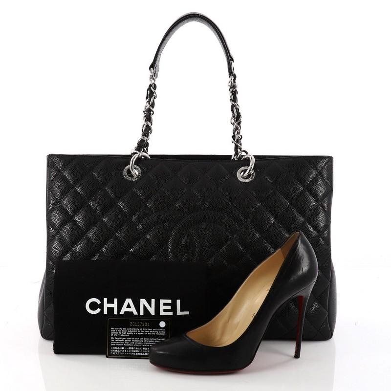 This authentic Chanel Grand Shopping Tote Quilted Caviar XL is perfect for everyday use with a classic yet luxurious style. Crafted in black diamond quilted caviar leather, this timeless tote features a stitched CC in the middle, woven-in leather