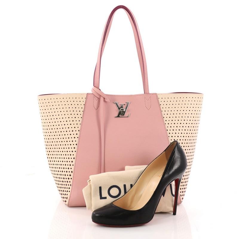 Diese authentische Louis Vuitton Lockme Cabas Perforated Leather ist eine wunderschöne Tasche, die in Ihrer Sammlung nicht fehlen darf. Diese Tasche aus rosa Kalbsleder und nudefarbenem perforiertem Leder verfügt über zwei flache Ledergriffe, einen