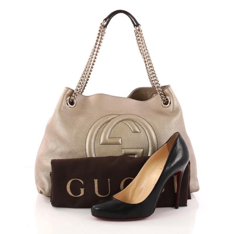 This authentic Gucci Soho Chain Strap Shoulder Bag Leather Medium is simple yet stylish in design. Crafted from beautiful champagne metallic leather, this hobo features gold chain strap, signature interlocking Gucci logo stitched in front and