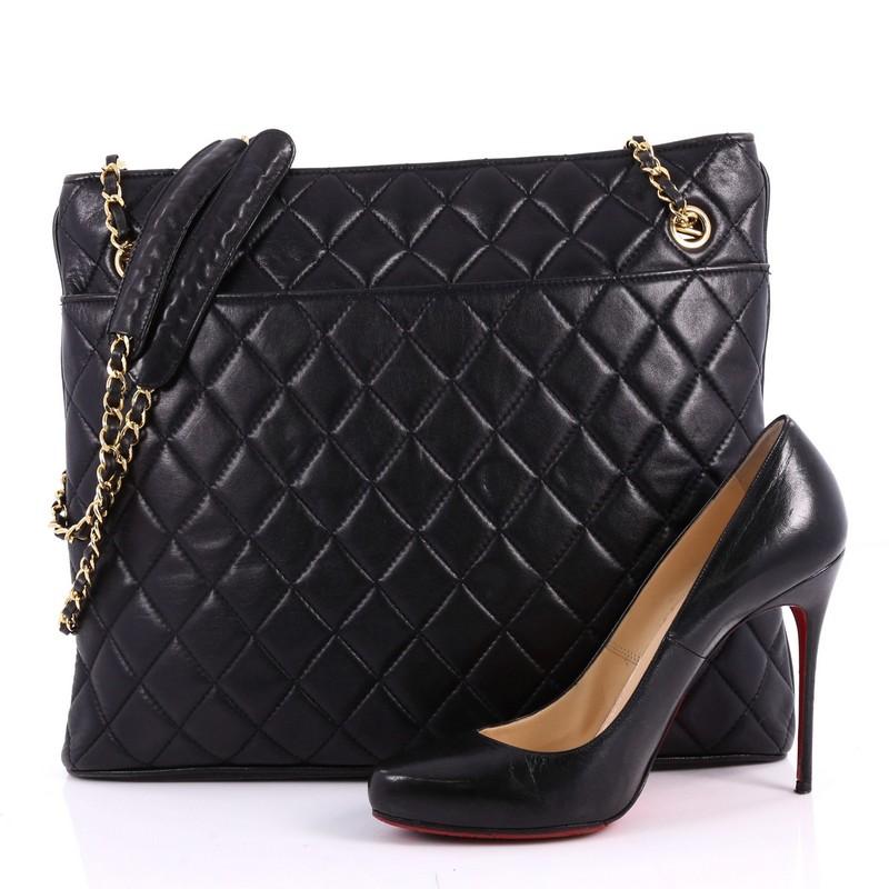 This authentic Chanel Vintage Zipped Chain Tote Quilted Leather Large showcases a simple and elegant style made for everyday use. Constructed in black quilted leather, this tote features woven-in leather gold chain straps with shoulder pads,