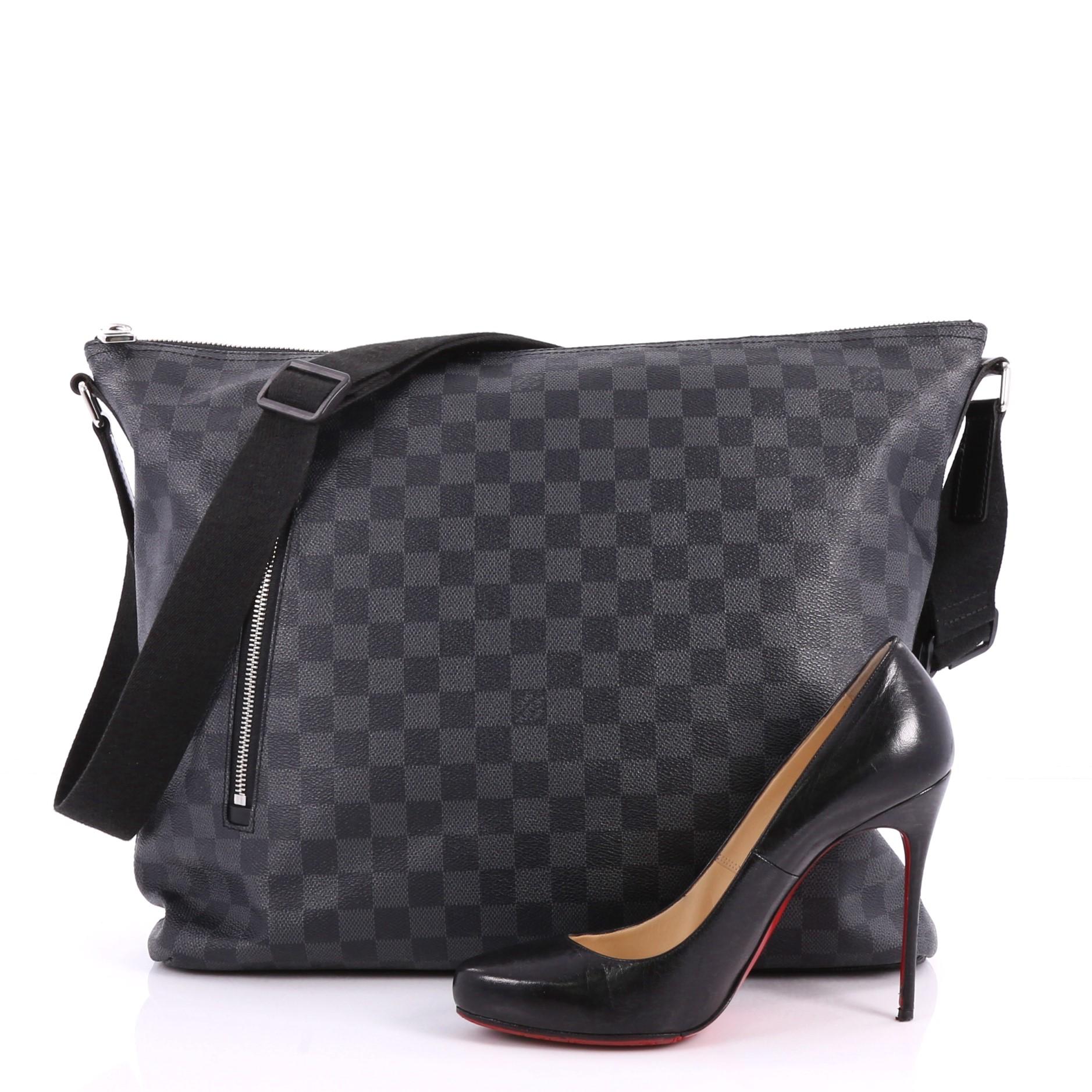 This authentic Louis Vuitton Mick Handbag Damier Graphite GM showcases an urban-city spirit, making it ideal for everyday excursions. Crafted from damier graphite coated canvas, this stylish messenger bag features an adjustable shoulder strap, black