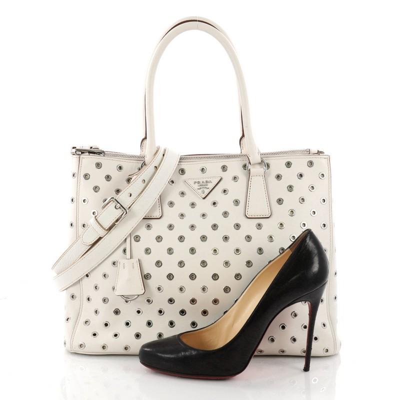 This authentic Prada Grommet Galleria Double Zip Tote City Calfskin Medium is a marvelous tote for everyday wear with the stylish sophistication. Crafted in off-white city calfskin leather, this chic tote features dual-rolled leather handles,