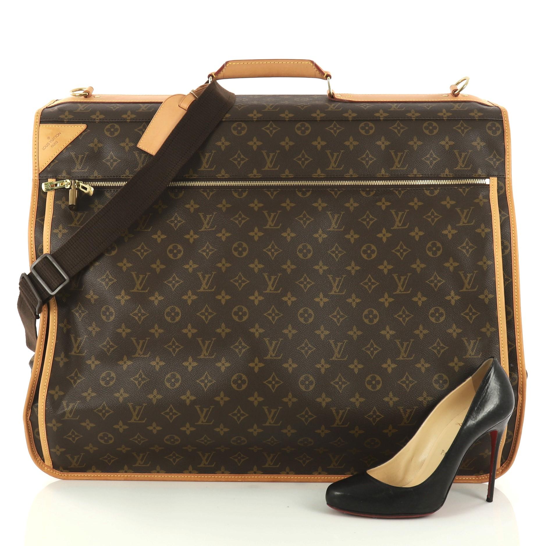 This authentic Louis Vuitton Garment Carrier Bag Monogram Canvas Five Hanger is a functional and sophisticated piece to store all your wardrobe and travel necessities. Constructed in Louis Vuitton's brown monogram coated canvas with vachetta leather