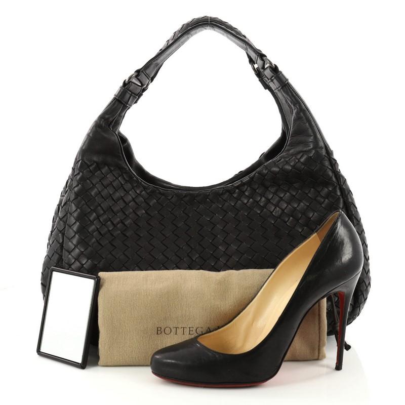 This authentic Bottega Veneta Campana Hobo Intrecciato Nappa Small is both understated yet elegant perfect for the modern woman. Crafted in Bottega Veneta's signature intrecciato woven black nappa leather, this functional shoulder bag features dual