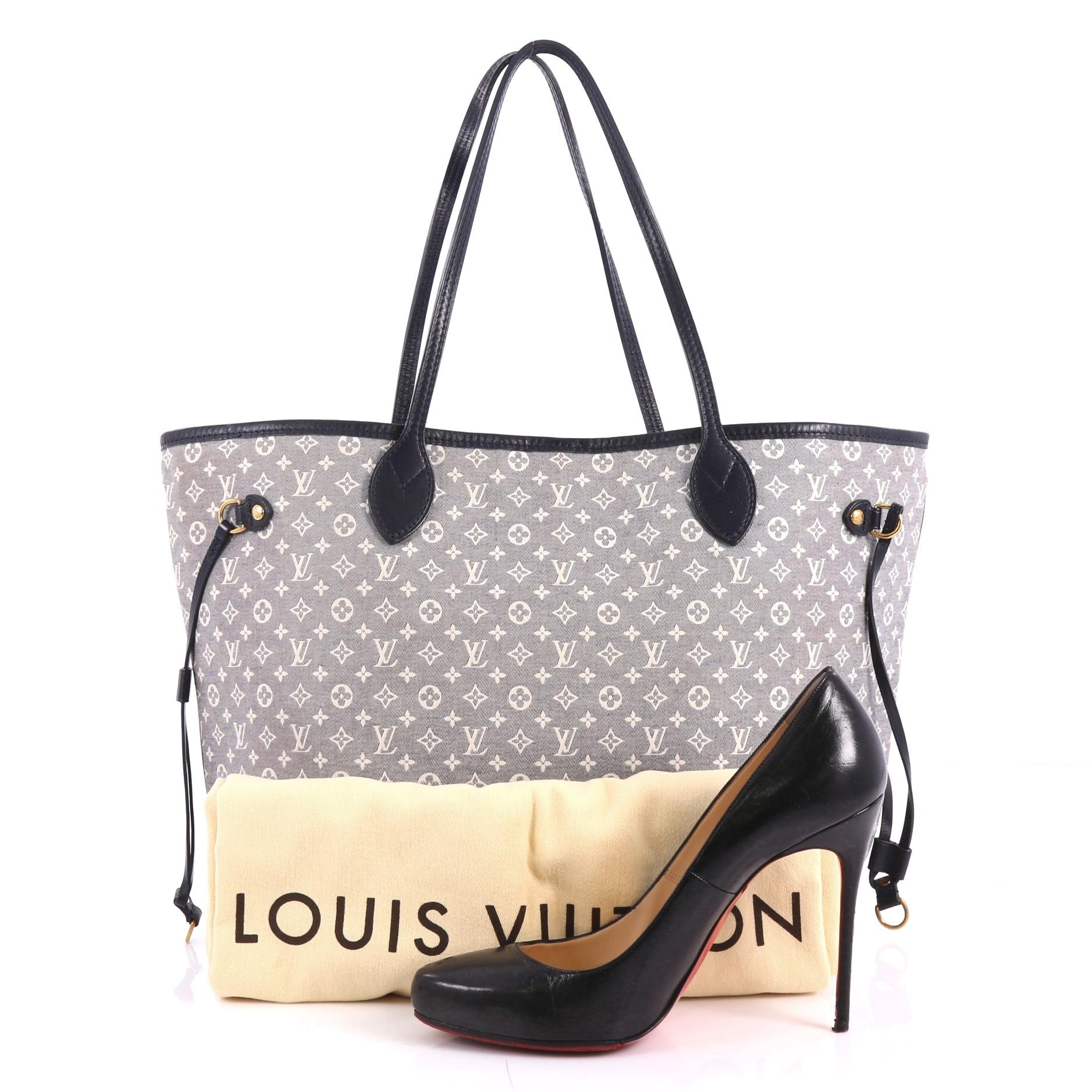 This authentic Louis Vuitton Neverfull Tote Monogram Idylle MM is a perfect chic companion for daily excursions. Constructed from Louis Vuitton's blue idylle monogram fabric, this fresh, easy-to-carry tote features dual tall handles, side tassels