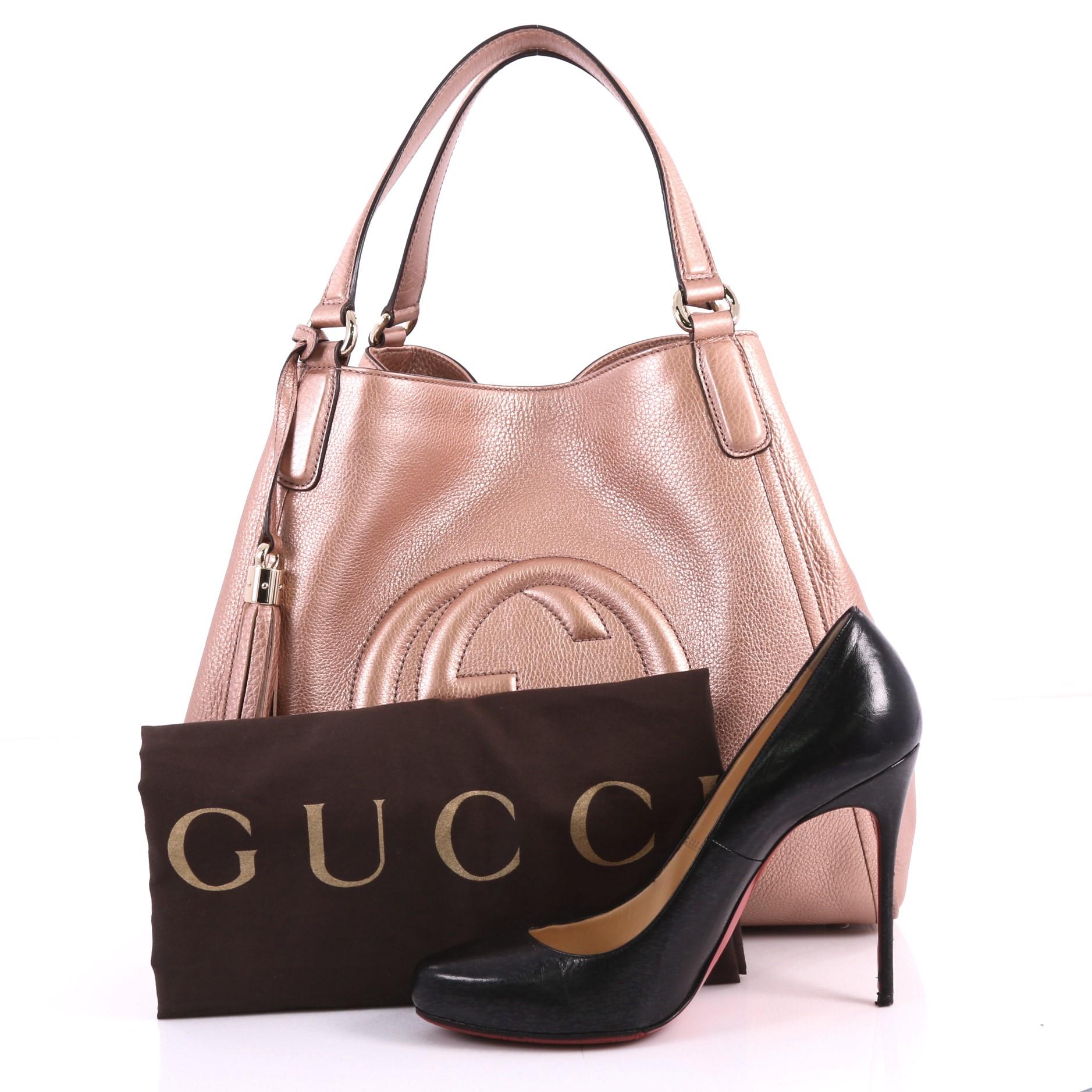 This authentic Gucci Soho Shoulder Bag Leather Medium is simple yet stylish in design. Crafted in rose leather, this hobo features dual-flat leather handles, fringe tassel, protective base studs, signature interlocking Gucci logo stitched in front