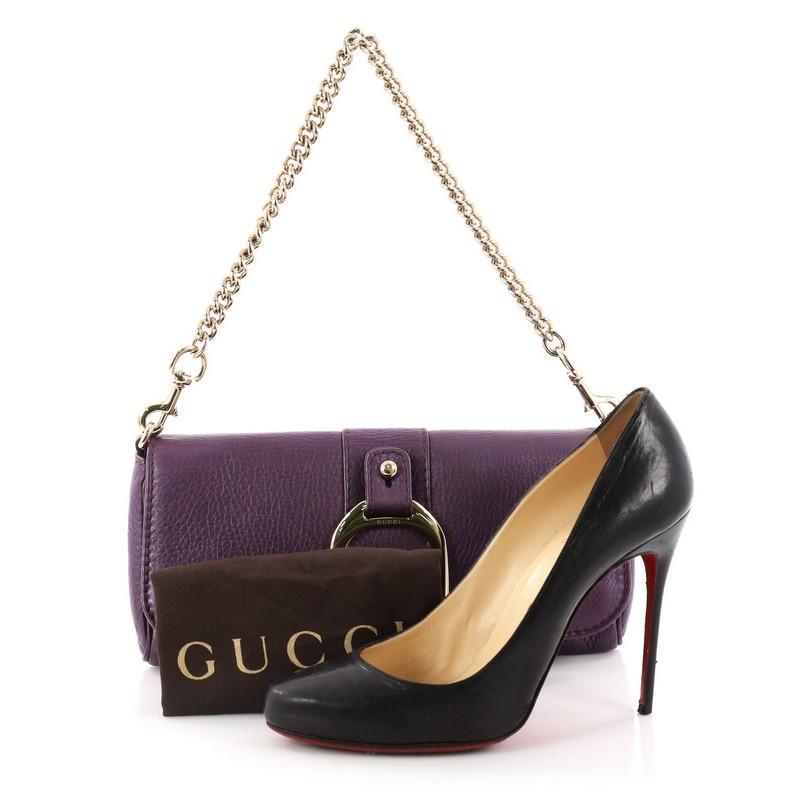 This authentic Gucci Greenwich Chain Shoulder Bag Leather is a stylish bag ideal for day or nights out. Crafted in purple leather, this bag features chain-link shoulder strap, front flap with Gucci stirrup buckle detail and gold-tone hardware