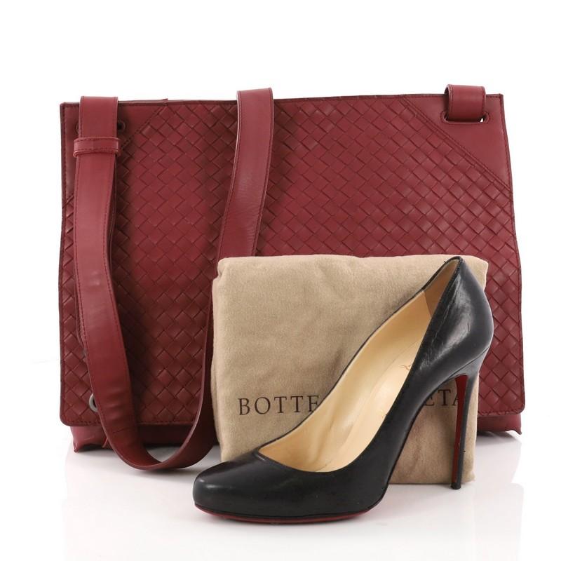 This authentic Bottega Veneta Square Panelled Messenger Bag Intrecciato Nappa Large showcases classic sophistication and modern utility made for the modern woman. Crafted from dark red intrecciato nappa leather, this stylish messenger bag features