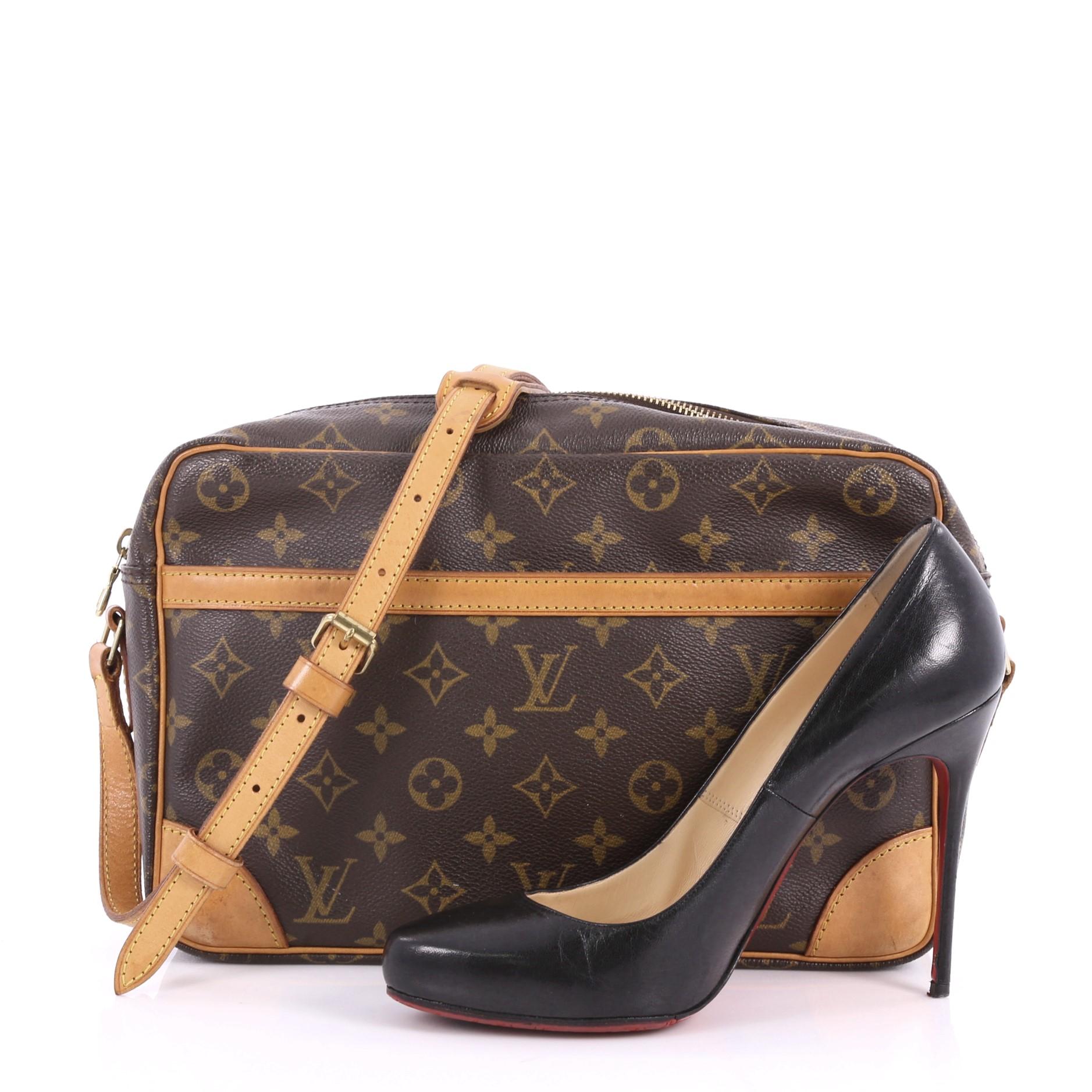 This authentic Louis Vuitton Trocadero Handbag Monogram Canvas 30 is perfect for everyday wear and big enough to hold all your daily essentials. Crafted from brown monogram coated canvas, this bag features adjustable long natural cowhide shoulder