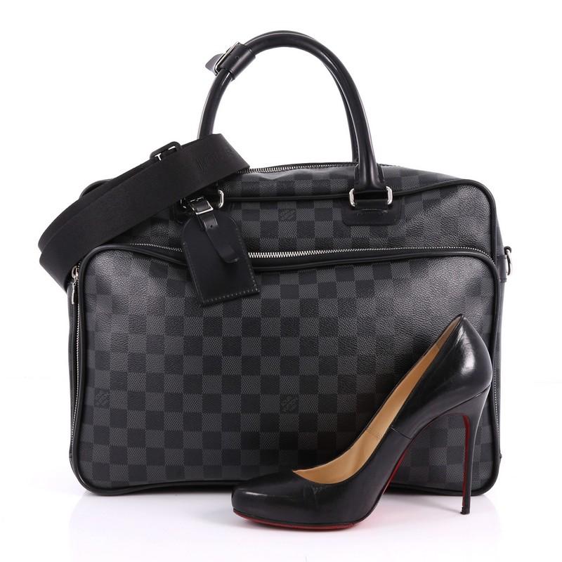 This authentic Louis Vuitton Icare Laptop Bag Damier Graphite combines luxurious style and functionality ideal for work. Crafted in graphite damier coated canvas, this stylish laptop bag features a structured silhouette, dual-rolled leather handles,