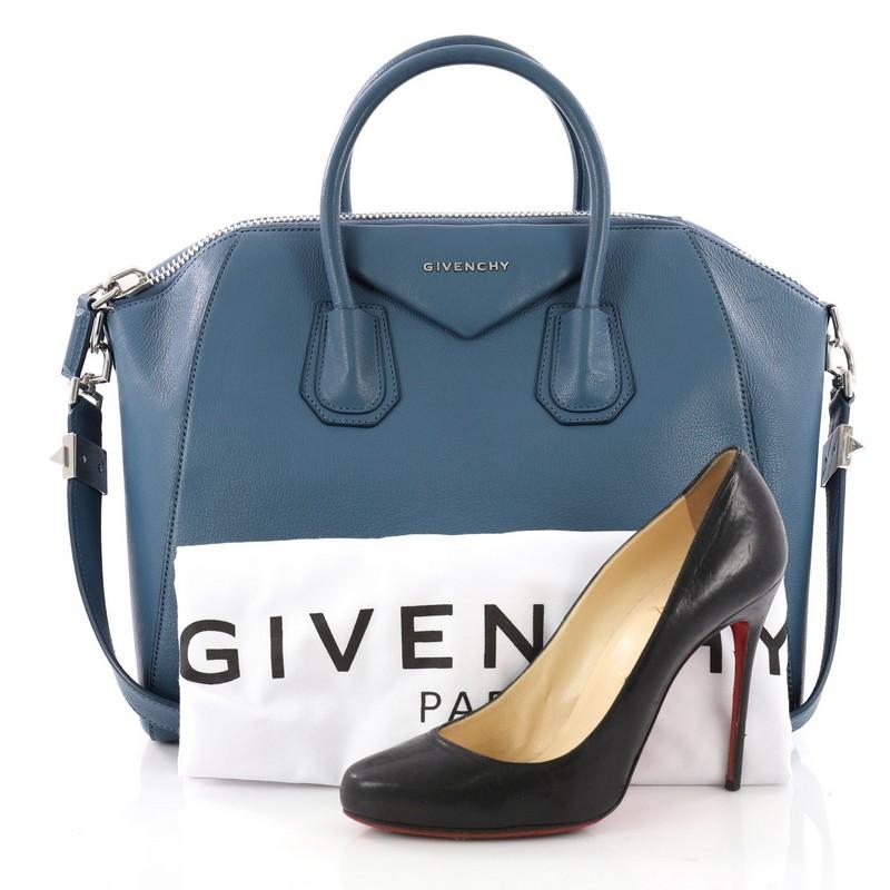 This authentic Givenchy Antigona Bag Leather Small combines style and functionality all-in-one. Crafted from blue leather, this structured handle bag is designed with dual-rolled leather handles and silver-tone hardware accents. The bag's zip
