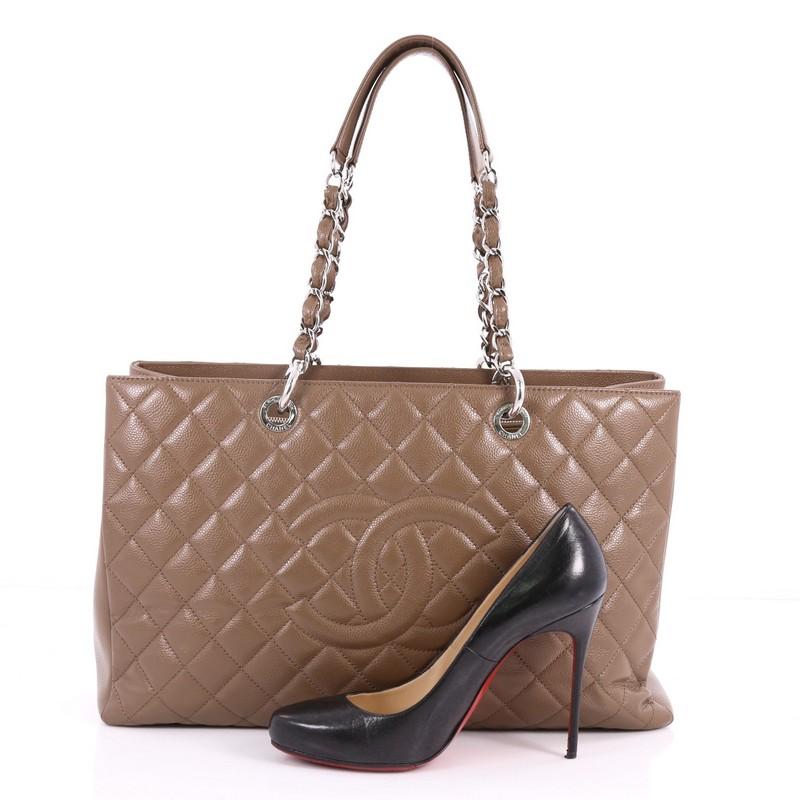 This authentic Chanel Grand Shopping Tote Quilted Caviar XL is perfect for everyday use with a classic yet luxurious style. Crafted in brown diamond quilted caviar leather, this timeless tote features a stitched CC in the middle, woven-in leather