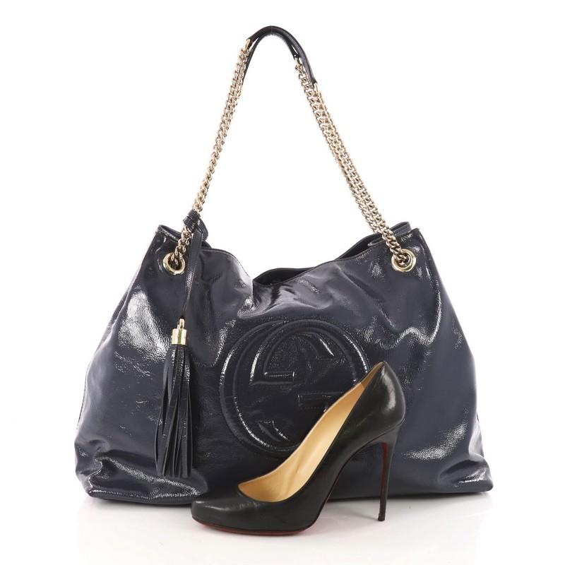 This authentic Gucci Soho Chain Strap Shoulder Bag Patent Large is simple yet stylish in design. Crafted from beautiful blue patent leather, this hobo features gold chain strap, fringe tassel, signature interlocking Gucci logo stitched in front, and