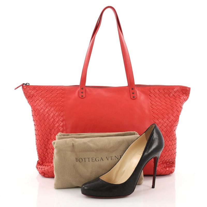 This authentic Bottega Veneta Zip Top Tote Leather with Intrecciato Detail Large is a timeless, versatile piece you can surely take everyday. Beautifully crafted from red nappa leather with Bottega Veneta's signature intrecciato woven method