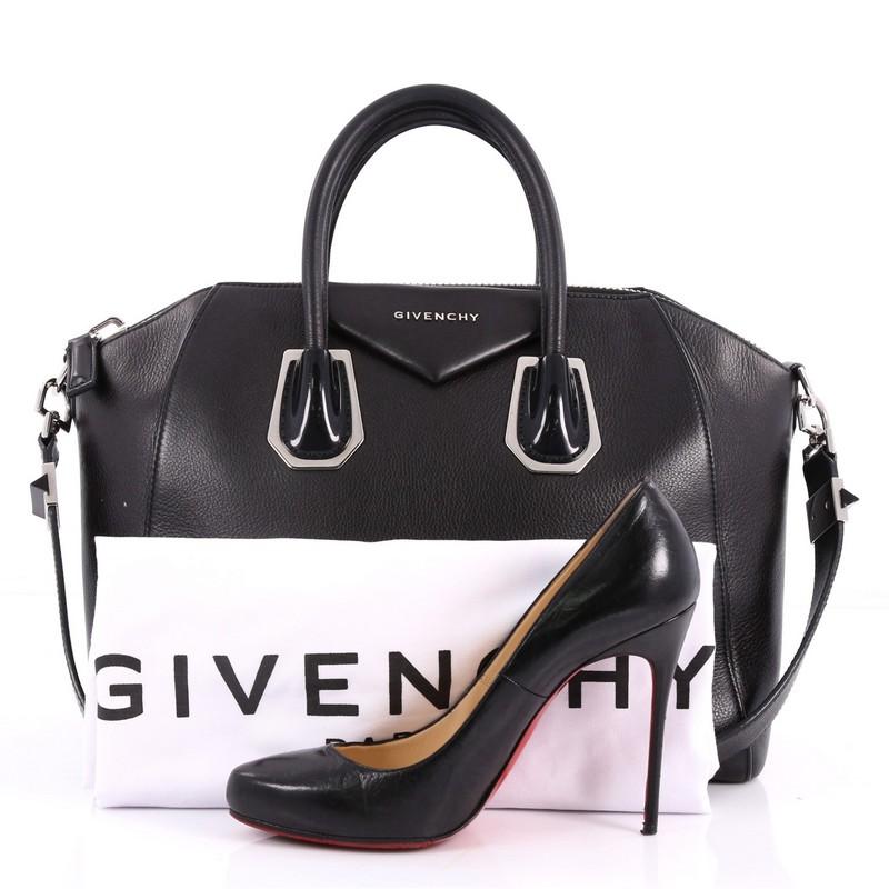 This authentic Givenchy Antigona Bag Leather with Metal Detail Medium combines style and functionality all-in-one. Crafted from black leather, this beloved tote features unique Kenya metal detailing on its anchors and is designed with the brand's