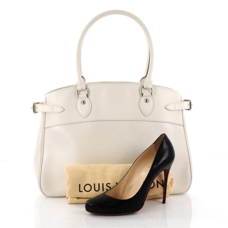 This authentic Louis Vuitton Passy Handbag Epi Leather GM is an understated yet elegant bag to accessorize for a sophisticated look. Crafted from Louis Vuitton's signature off-white epi leather, this bag features dual-rolled leather handles, side