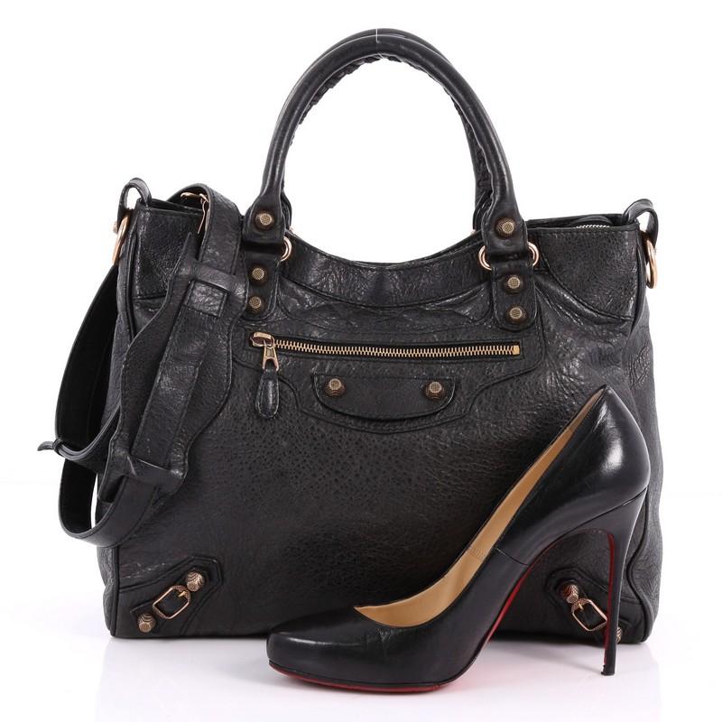 This authentic Balenciaga Velo Giant Studs Handbag Leather is a chic, feminine everyday bag. Crafted from black leather, this stylish and functional tote features dual-rolled whipstitched handles, signature Balenciaga giant studs and buckle