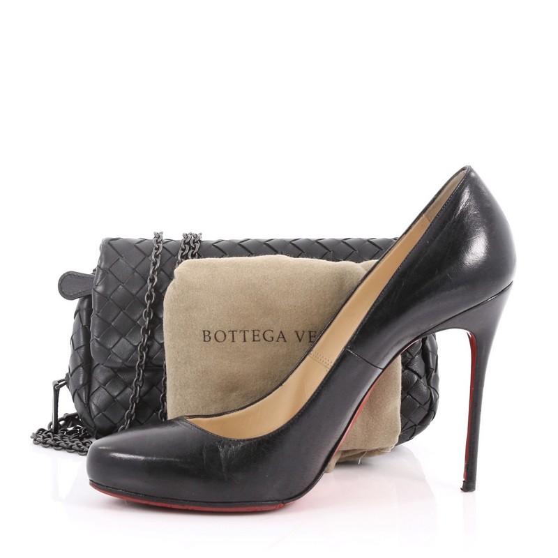 This authentic Bottega Veneta Expandable Chain Crossbody Bag Intrecciato Nappa Small is a classic and elegant bag in an eye-catching vibrant shade. Crafted from black nappa leather and woven in Bottega Veneta's signature intrecciato method, this