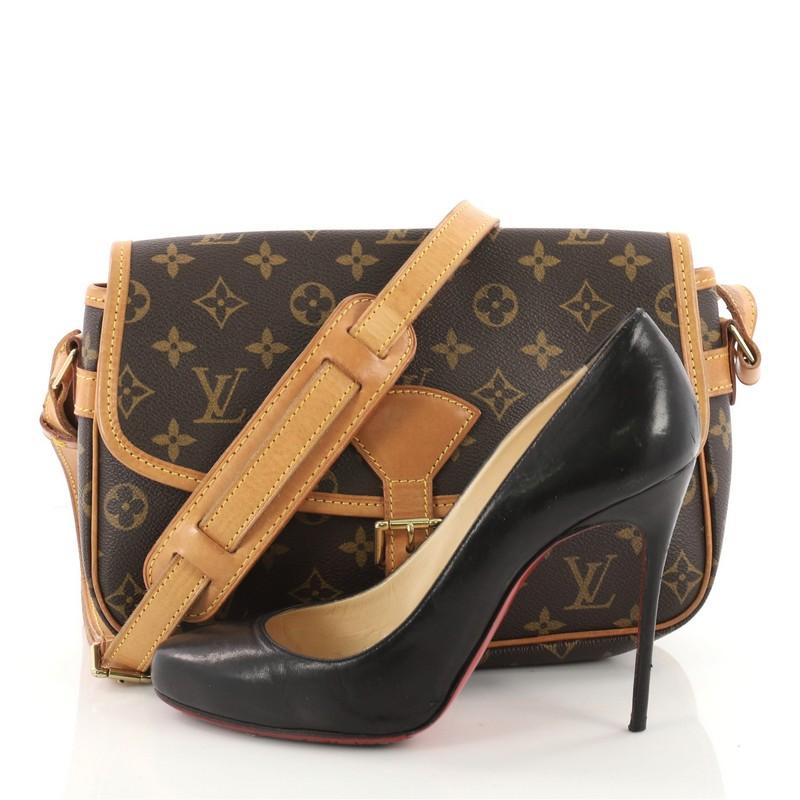 This authentic Louis Vuitton Sologne Handbag Monogram Canvas showcases a simple and functional style perfect for everyday excursions. Crafted from brown monogram coated canvas, this satchel features an adjustable vachetta leather shoulder straps