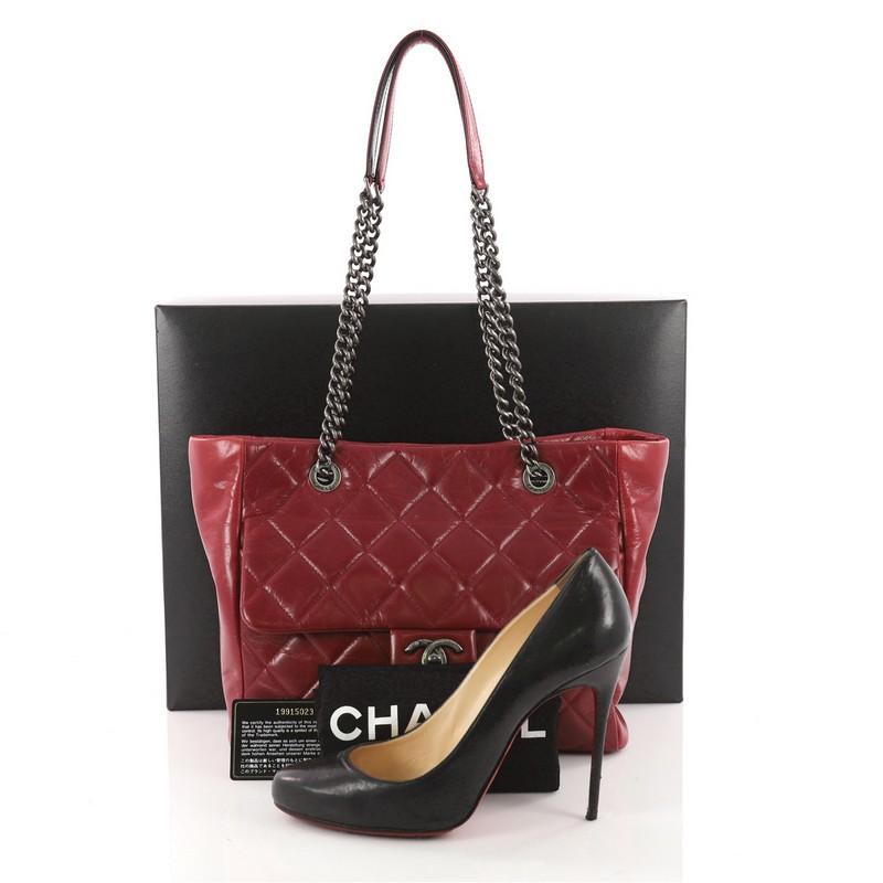This authentic Chanel Duo Color Front Flap Shopping Tote Quilted Glazed Calfskin Small is a fashionable and functional everyday bag. Crafted in red quilted glazed calfskin leather, this glamorous tote features chain-link shoulder straps with leather
