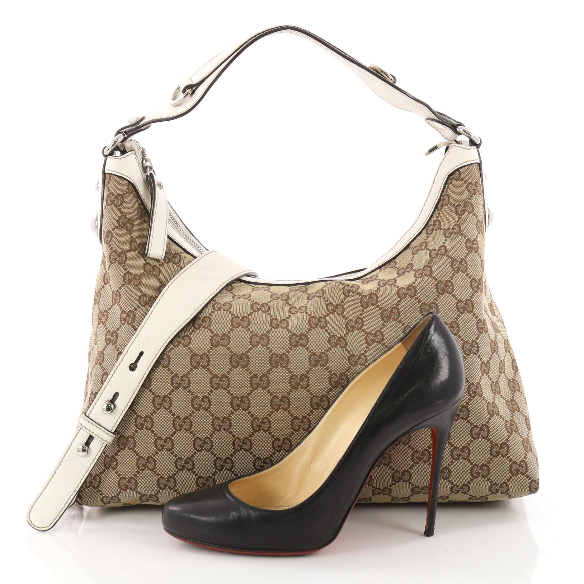 This authentic Gucci Icon Bit Hobo GG Canvas Medium is a classic and elegant hobo made for everyday excursions. Crafted from brown GG monogram canvas, this gorgeous hobo features off-white leather trims, flat leather shoulder strap, chic slouchy