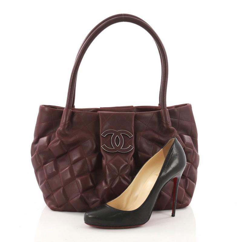 This authentic Chanel Sloane Square Tote 3D Quilted Calfskin Small is an edgy and stylish accessory. Crafted from burgundy 3D quilted calfskin leather, this tote features dual-rolled leather handles, front CC logo, protective base studs and aged