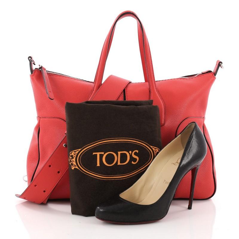 This authentic Tod's Piccolo Tote Leather Medium showcases the brand's minimalist, modern casual style. Crafted from red leather, this versatile satchel features dual-leather handles, and silver-tone hardware accents. Its top zip closure opens to a