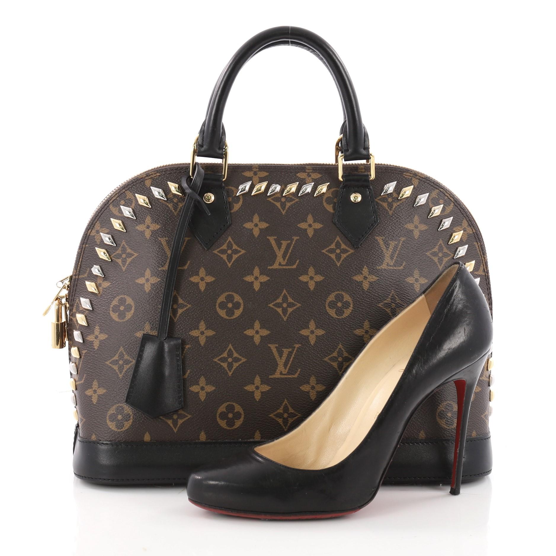 Diese authentische Louis Vuitton Metal Stones Alma Handtasche Nieten Monogramm Canvas PM ist perfekt für den täglichen Gebrauch. Diese kuppelförmige Umhängetasche aus kultigem braunem:: mit Monogramm beschichtetem Canvas verfügt über zwei