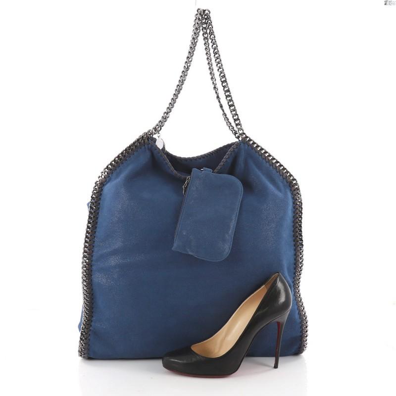 This authentic Stella McCartney Falabella Fold Over Bag Shaggy Deer is a relaxed, modern bag made for on-the-go moments. Crafted from dark blue shaggy deer, this no-fuss, easy tote features gunmetal chain link handles and trim, whipstitched edges, a
