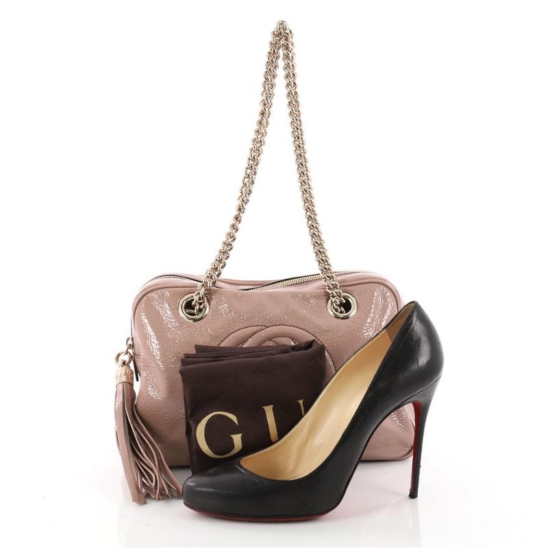 This authentic Gucci Soho Chain Zipped Shoulder Bag Patent Small is the perfect accessory for on-the-go moments. Crafted from mauve patent leather, this petite bag features signature stitched interlocking GG logo, leather tassel zipper pulls, long