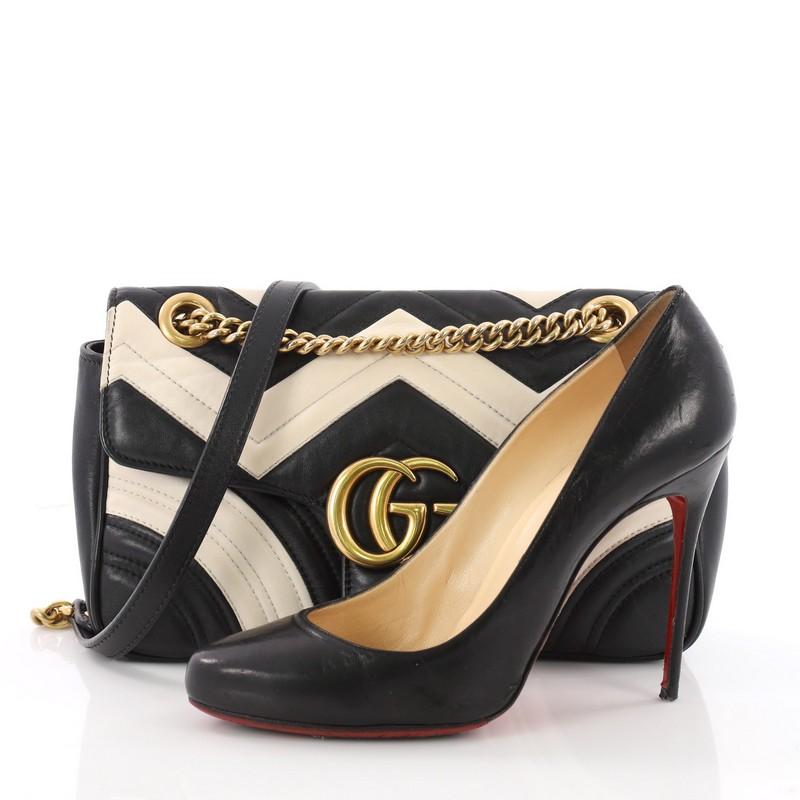 This authentic Gucci GG Marmont Flap Bag Matelasse Leather Small balances understated versatility with glamorous flair. Crafted from black and white matelasse leather, this stylish bag features chain-link shoulder strap with leather pad, flap top