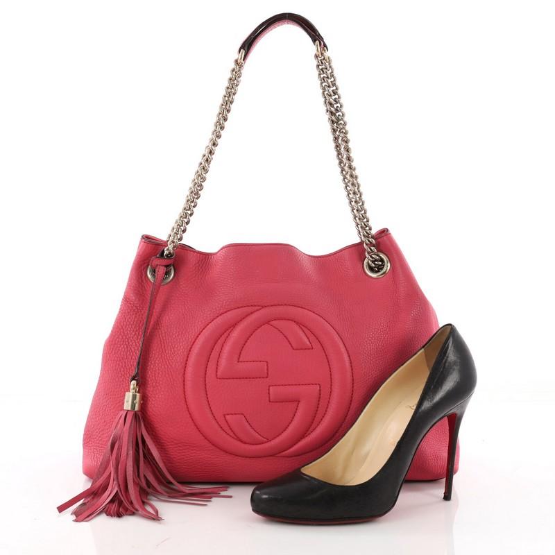 This authentic Gucci Soho Chain Strap Shoulder Bag Leather Medium is simple yet stylish in design. Crafted from beautiful pink leather, this hobo features gold chain strap, fringe tassel, signature interlocking Gucci logo stitched in front, and