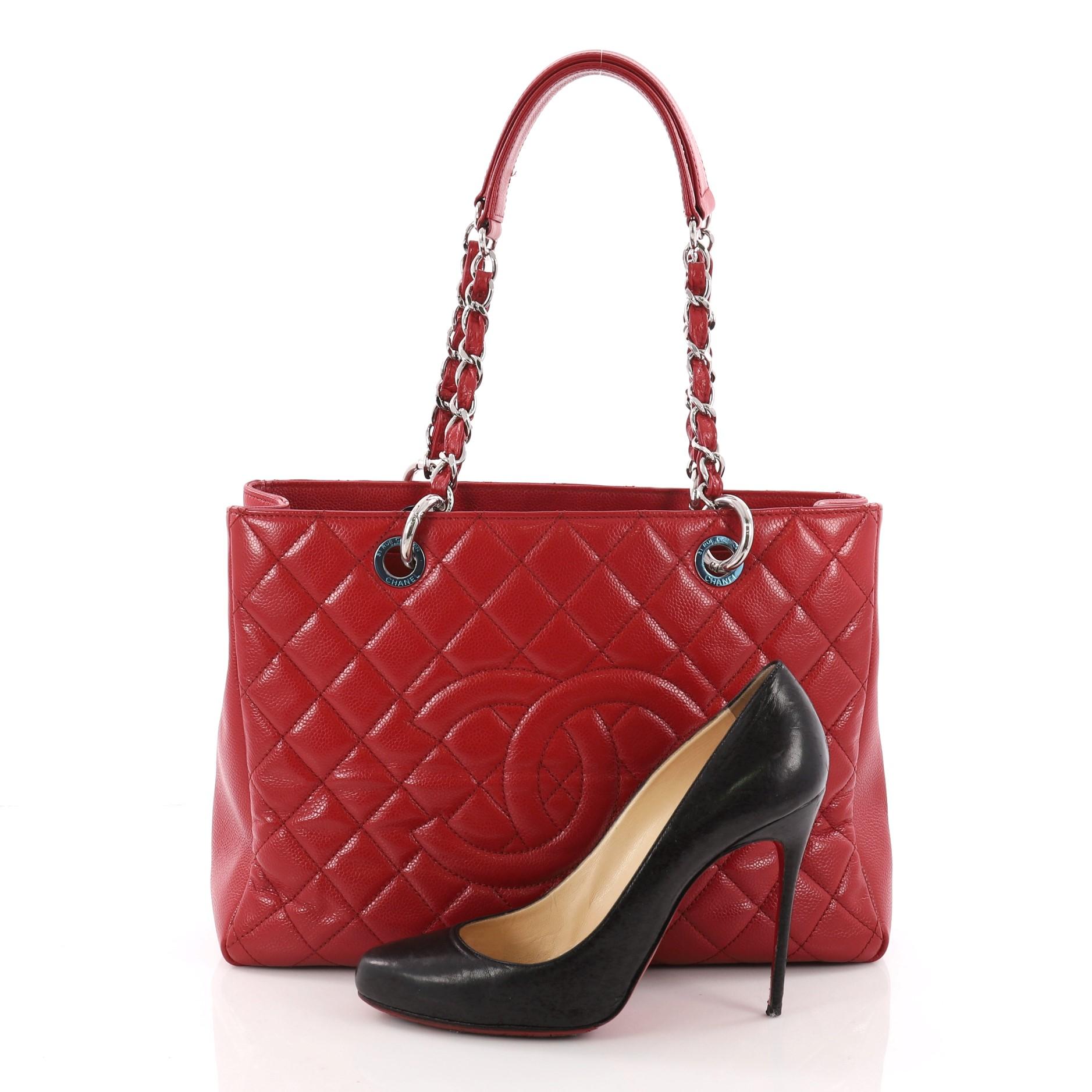 This authentic Chanel Grand Shopping Tote Quilted Caviar is perfect for everyday use with a classic yet luxurious style. Crafted in red diamond quilted caviar leather, this timeless tote features a stitched CC in the middle, woven-in leather chain