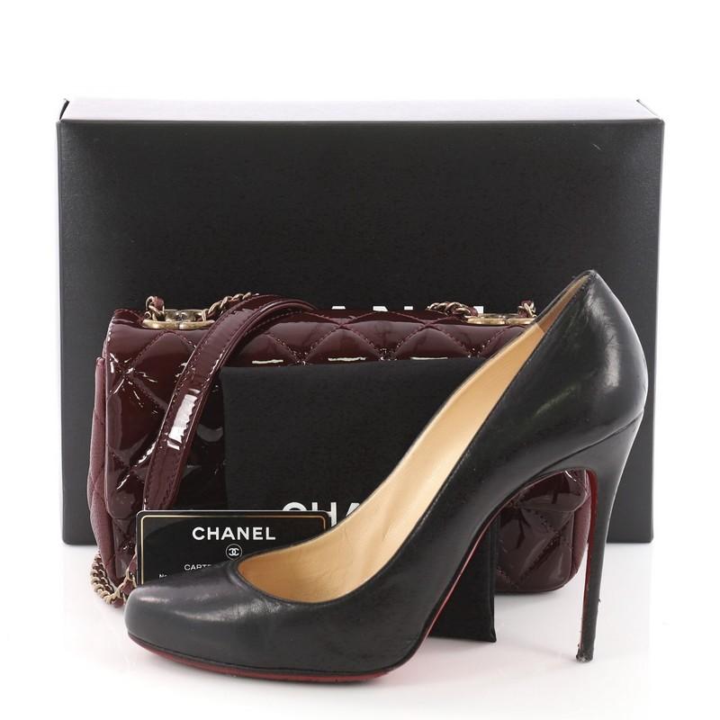 This authentic Chanel Eyelet Flap Bag Quilted Patent Small is luxurious and sophisticated perfect for modern fashionistas. Crafted in burgundy patent leather and burgundy leather on its side and base, this flap bag features iconic diamond quilted