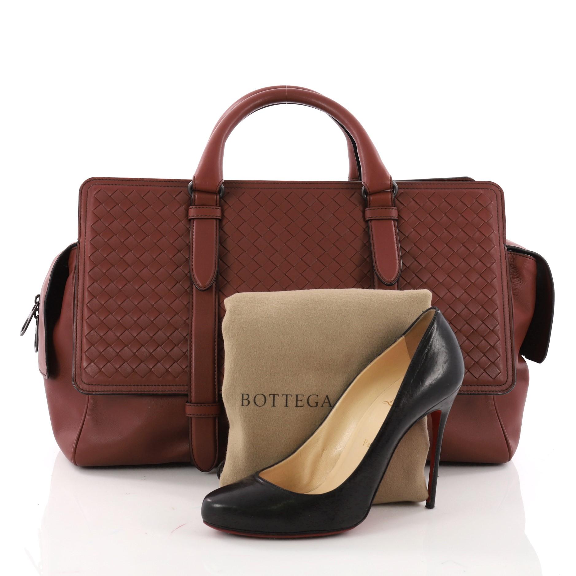 This authentic Bottega Veneta Monaco Handbag Nappa Leather With Intrecciato Detail Large is a stylish bag that has room for all of your day or evening necessities. Crafted in brown nappa leather with intrecciato woven detailing, this chic bag