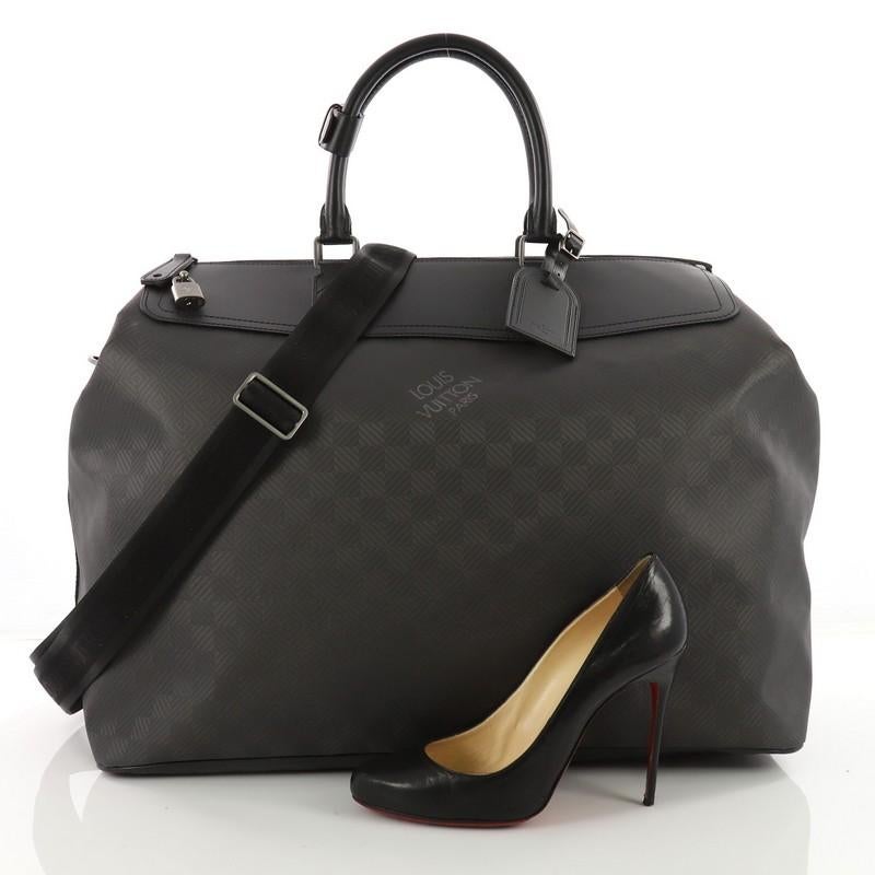 This authentic Louis Vuitton Weekender I8 Damier Carbone GM is a practical and chic travel companion with the iconic appeal. Crafted from black damier carbone, this stylish bag features dual-rolled leather handles, black leather trims and matte