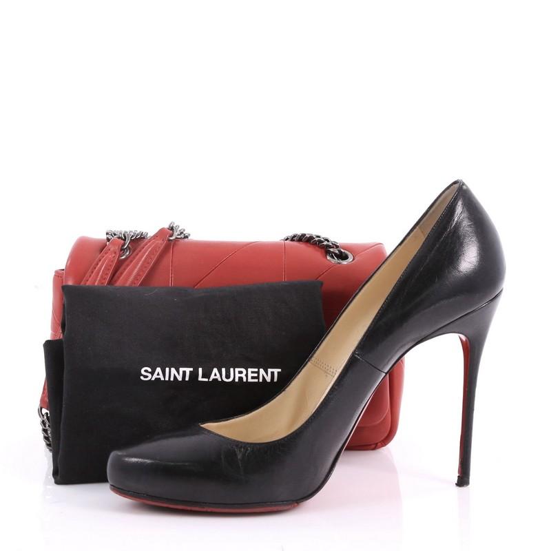 This authentic Saint Laurent Monogram Jamie Flap Bag Quilted Leather Small is stylish and elegant in design. Crafted in red quilted leather, this bag features dual chain straps with leather pads, signature interlocking YSL logo at its center, and
