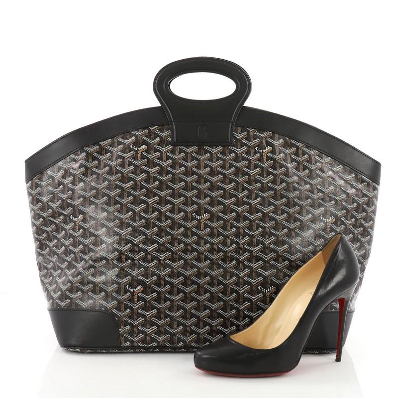 This authentic Goyard Beluga Bag Coated Canvas MM is a chic and stylish bag for your everyday use. Crafted from black Goyard chevron coated canvas, this fan-shaped tote features leather top ring handles, a structured base with protective studs, and