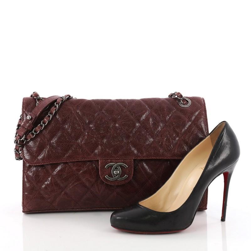 This authentic Chanel CC Crave Flap Bag Quilted Glazed Caviar Jumbo is a must-have classic for all fashion lovers. Crafted from burgundy glazed caviar leather, this beautiful flap bag features woven-in leather chain with leather shoulder pad,