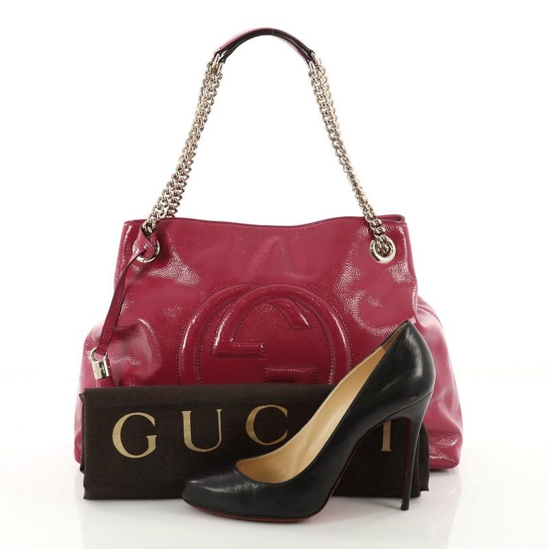 This authentic Gucci Soho Chain Strap Shoulder Bag Patent Medium is simple yet stylish in design. Crafted from beautiful pink patent leather, this hobo features gold chain strap, fringe tassel, signature interlocking Gucci logo stitched in front,