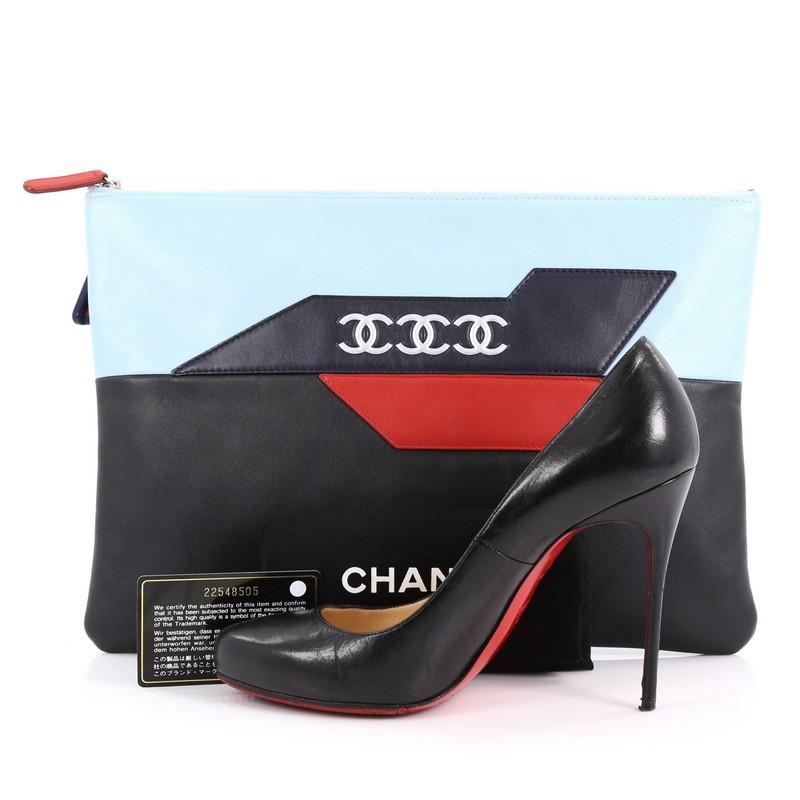 This authentic Chanel Airlines O Case Clutch Leather Large is a chic bag perfect for on the go moments. Crafted in navy and light blue leather, this stylish clutch features an airplane motif with CC logo and silver-tone hardware accents. Its zip