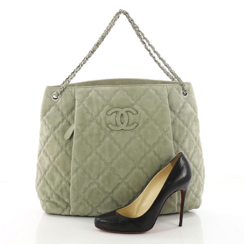 This authentic Chanel Double Stitch Hamptons Shoulder Bag Quilted Nubuck Large is a casual bag perfect for everyday use. Crafted from green nubuck with double stitched puffy quilting, this shoulder bag features woven-in leather chain strap, top with