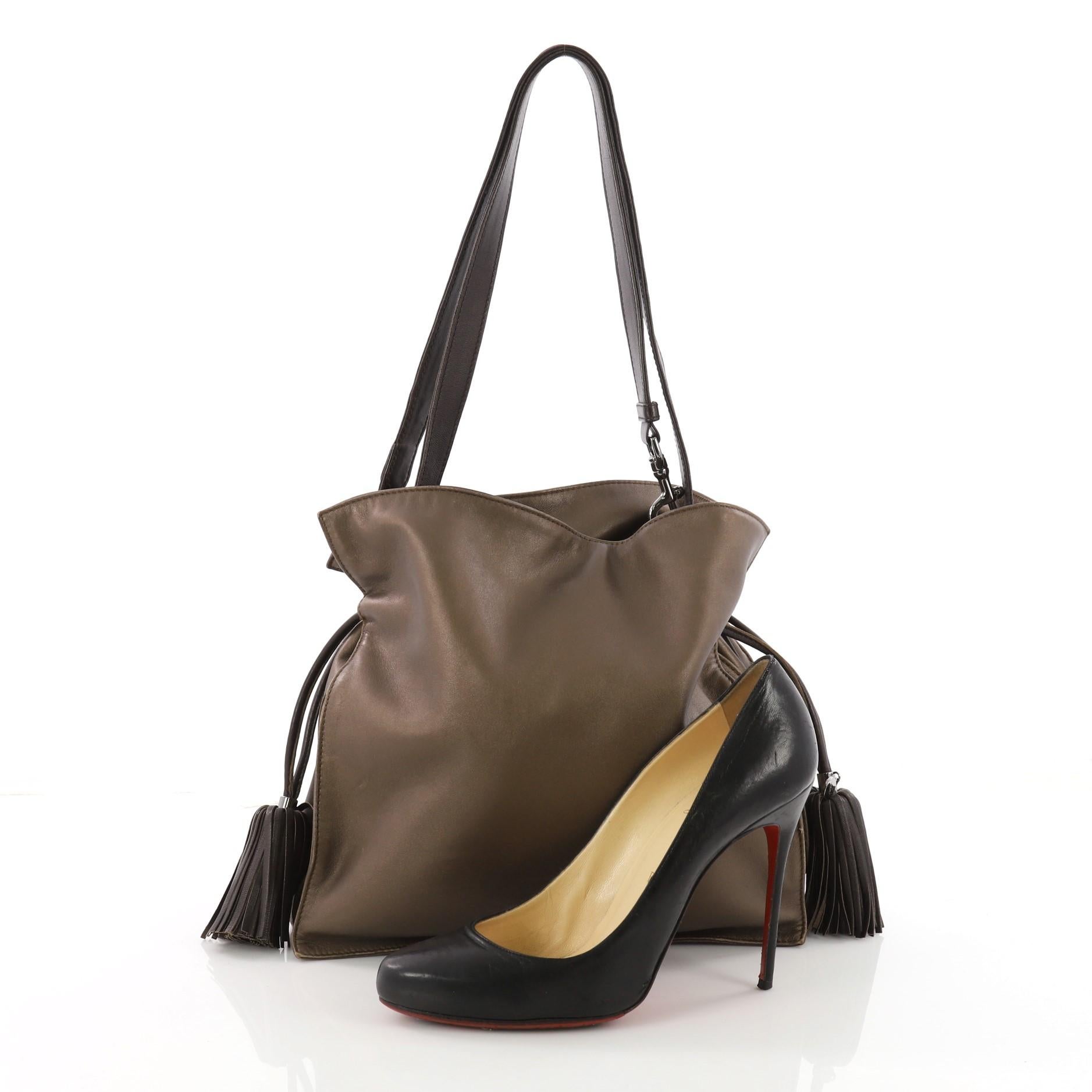 This authentic Loewe Flamenco Bag Leather Medium is simply a must-have for your wardrobe. Crafted in brown leather, this classy stylish bag features leather shoulder straps, drawstring top with oversized tassels, and gunmetal-tone hardware accents.