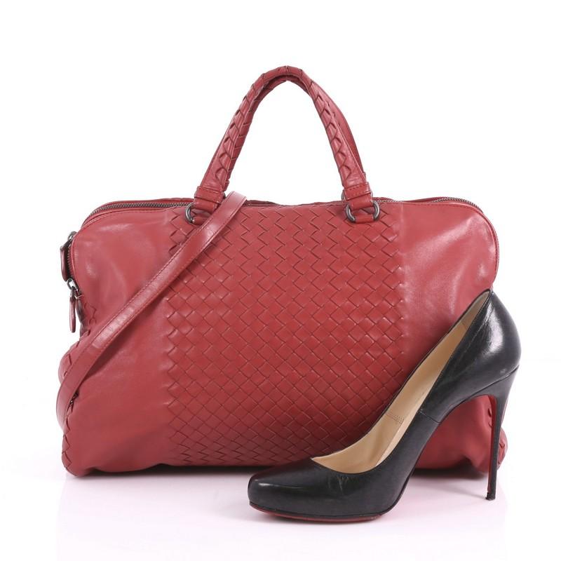 This Bottega Veneta Leggero Satchel Intrecciato Nappa Medium, crafted in red nappa leather woven in intrecciato method, features dual woven leather handles, two zip side compartments, and gunmetal-tone hardware. Its hidden magnetic snap closure
