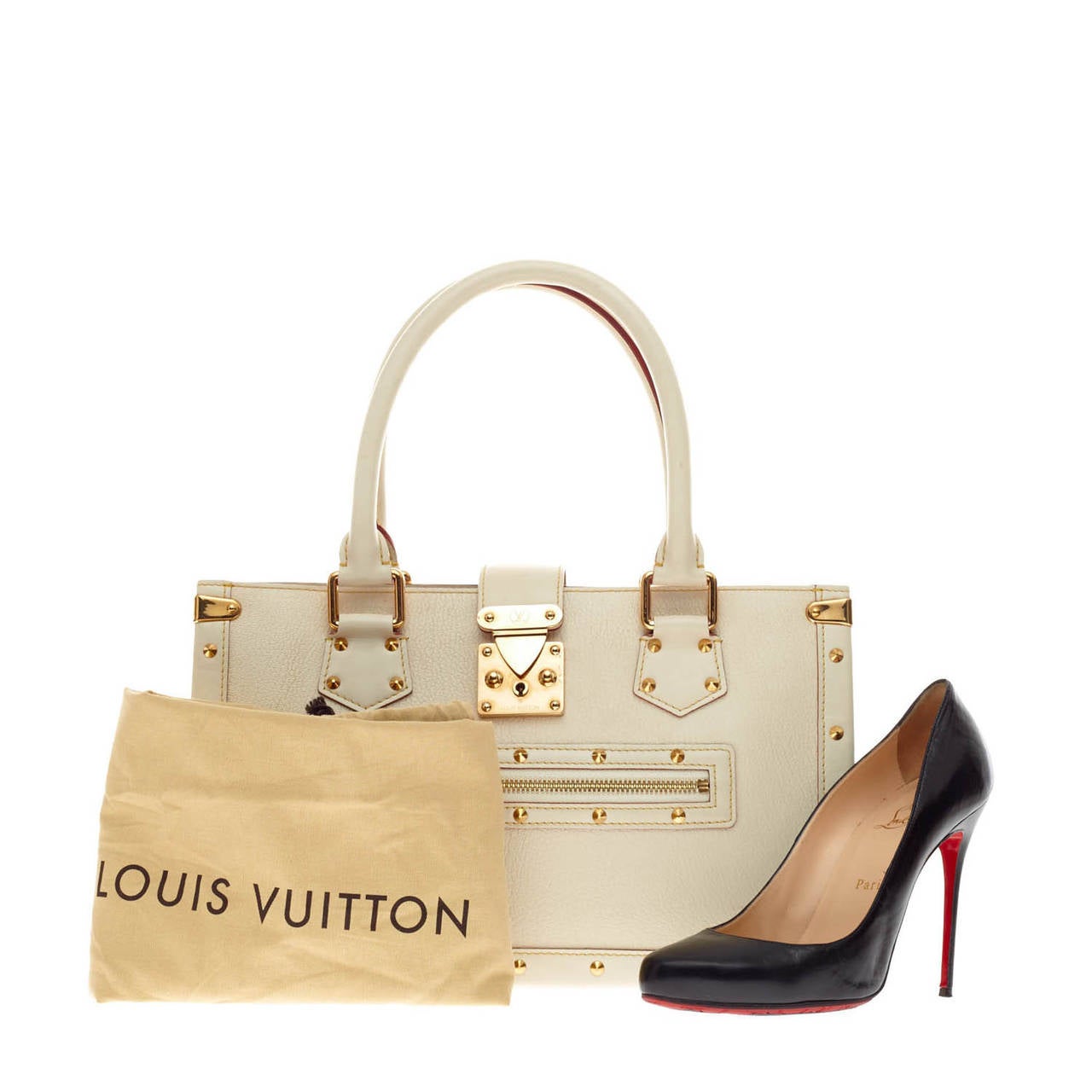 This authentic Louis Vuitton Suhali Le Fabuleux Leather showcases a structured yet eye-catching elegant design. Crafted from sturdy off-white goatskin leather, this bag features polished brass hardware that includes corner plates and decorative