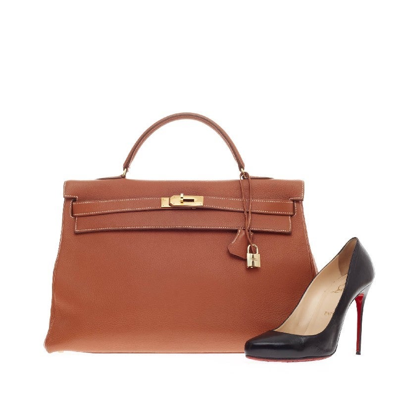 This authentic Hermes Kelly Etrusque Clemence with Gold Hardware 40 is as classic and timeless as they come. Designed from scratch-resistant rich etrusque brown clemence leather and accented with gold hardware, this large Kelly showcases Hermes'