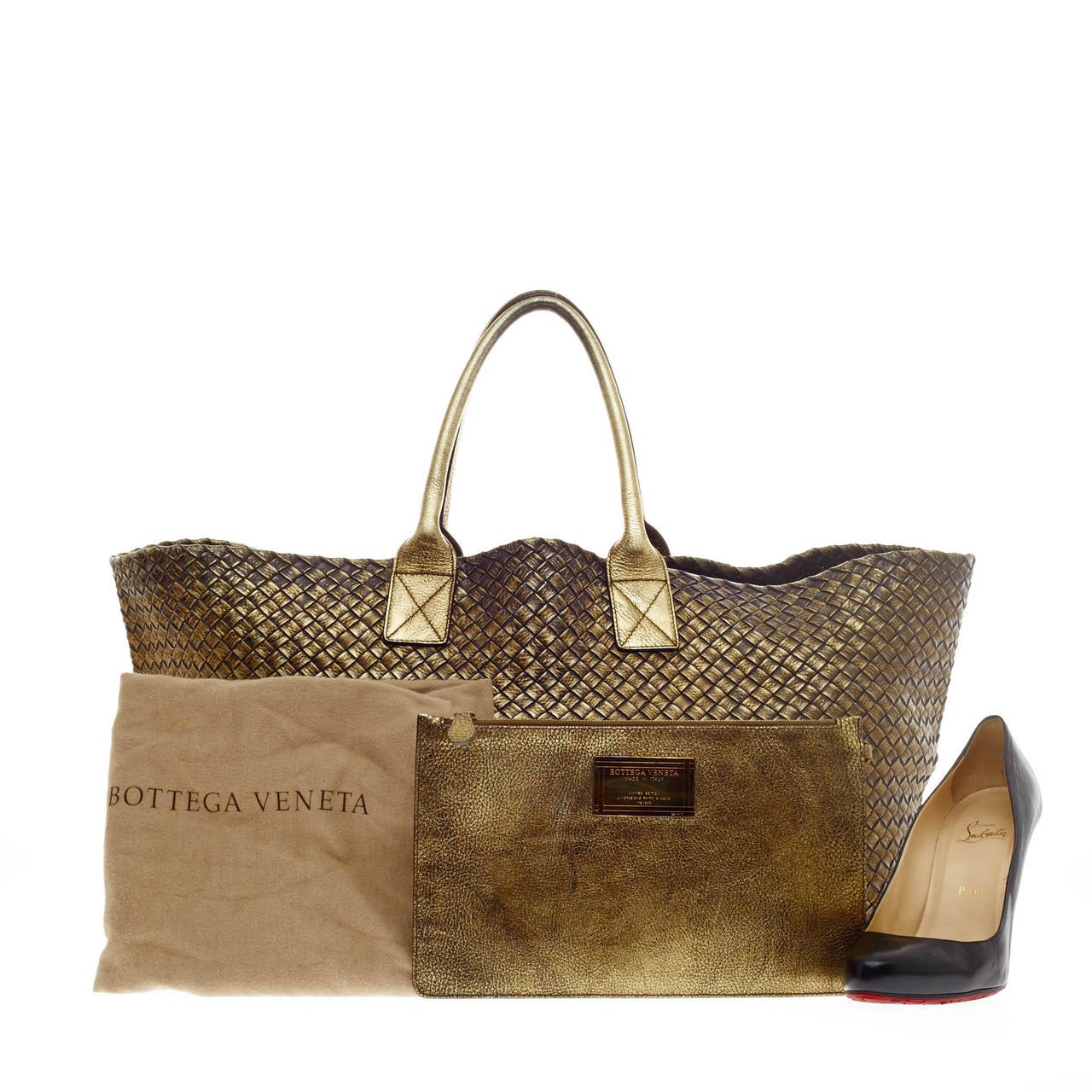 This authentic Bottega Veneta Cabat Tote Metallic Intrecciato Nappa Large is a statement piece you can surely take from day to night. Beautifully crafted in aged gold-bronze metallic shade in Bottega Veneta's signature intrecciato woven method, this