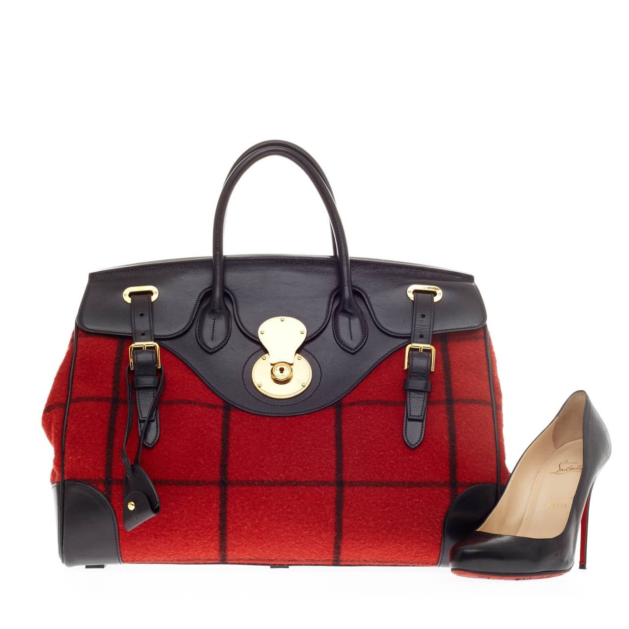 This authentic Ralph Lauren Ricky Satchel Tartan showcasing the brand's most popular design is a stylish bag perfect for every fashionista. Crafted from black leather and red and black window panel tartan wool, this uniquely sleek satchel features a